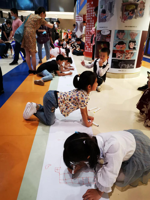 10“小小漫画家”六一儿童节主题表演活动现场.jpg