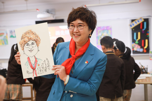 杭州市崇文世纪城实验学校校长俞国娣收获漫画家为自己创作的肖像作品.jpg