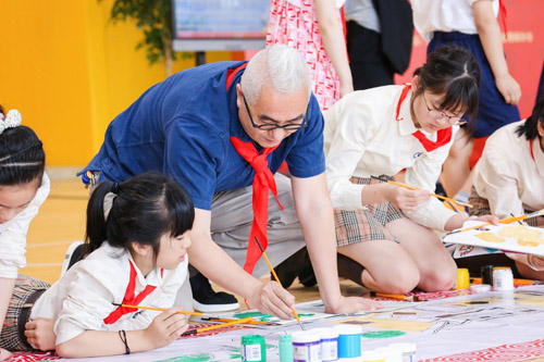杭州市美术家协会副主席刘一丁指导小朋友们创作.JPG
